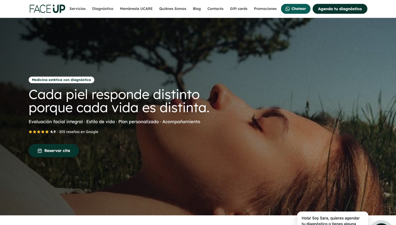 Sara atendiendo en vivo en la web de FaceUp